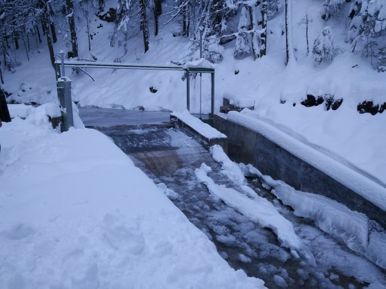 Weir with water intake